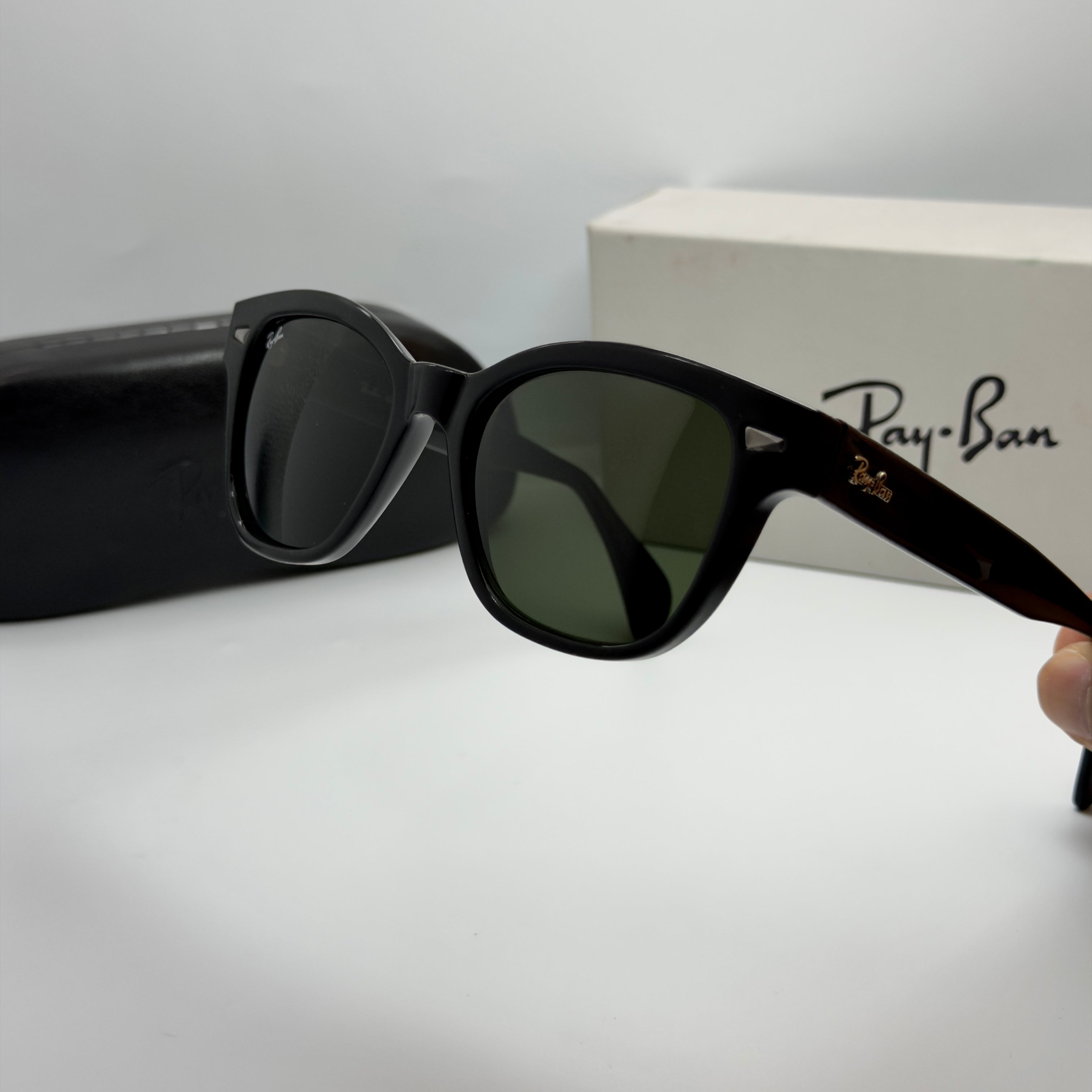 Ray-Ban RB0880S – Classic Retro Edition