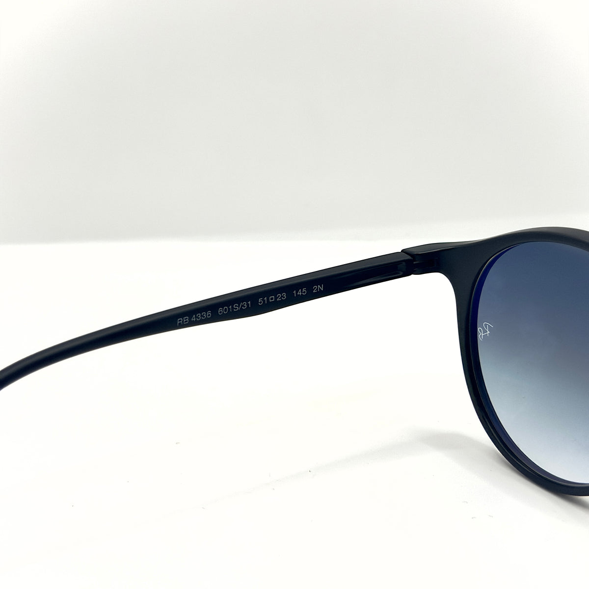 Ray-Ban RB4336 601S/31 – Noir & Gris Dégradé