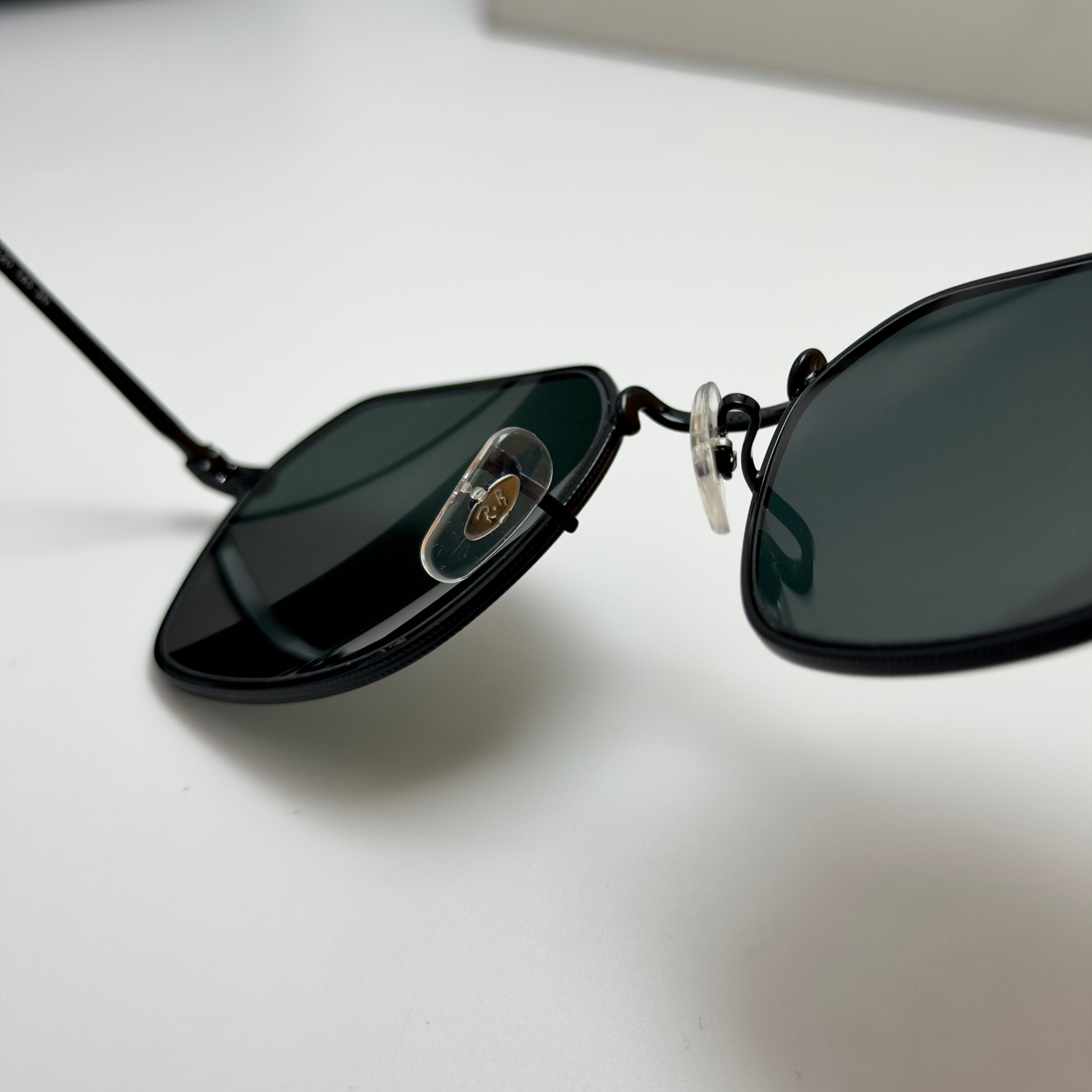 Ray-Ban RB3694 (Silhouette Géométrique)